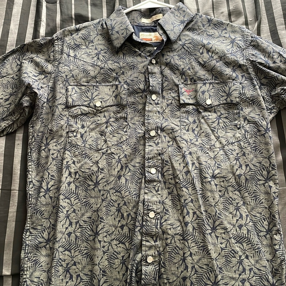 Nice gray flower design button up shirt for dose cowboys🤠